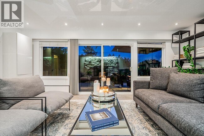 Photo du bâtiment - 6446 Marine Dr