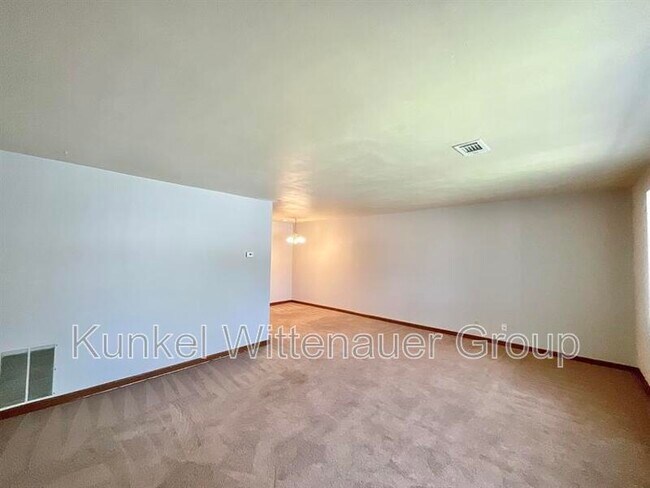 Building Photo - 22-E Yorkshire Lane