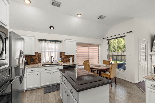 Foto del edificio - 723 Avery Dr