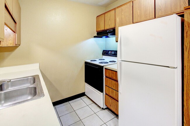 Building Photo - 2 BED 1 BATH UPPER LEVEL APARTMENT
