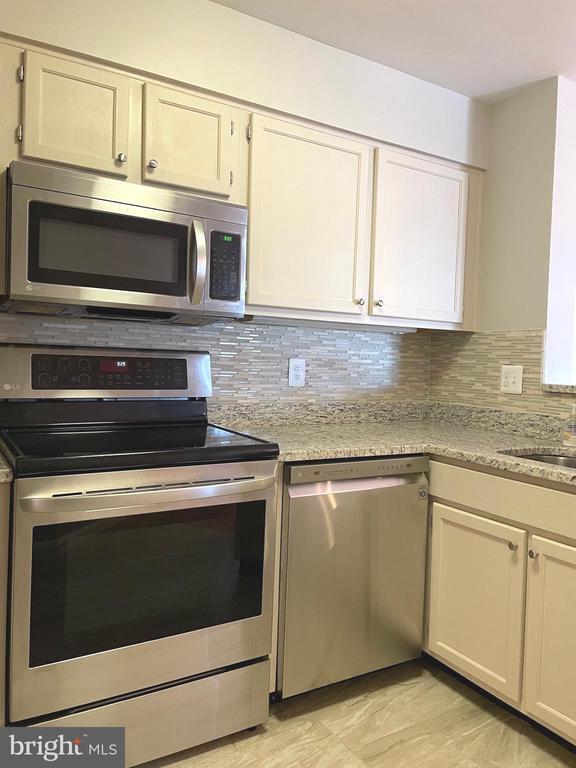 Foto del edificio - 1100 Quaker Hill Dr