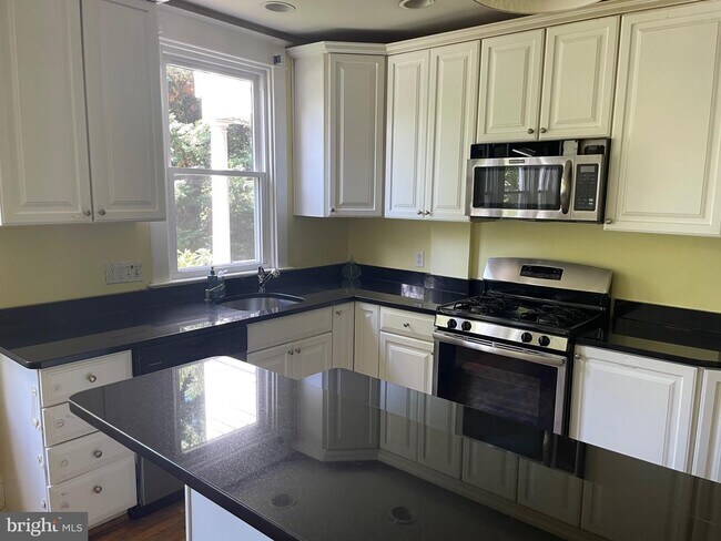Foto del edificio - 4229 Brandywine St NW
