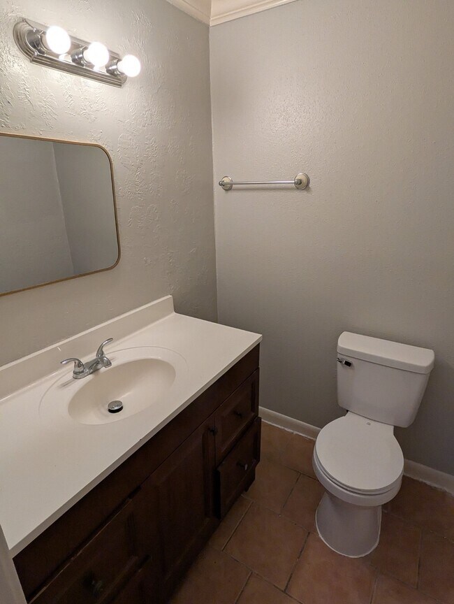 Building Photo - 7200 Clarewood Dr