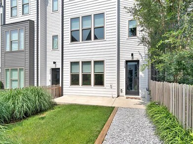 Foto del edificio - 339 E Village Ln