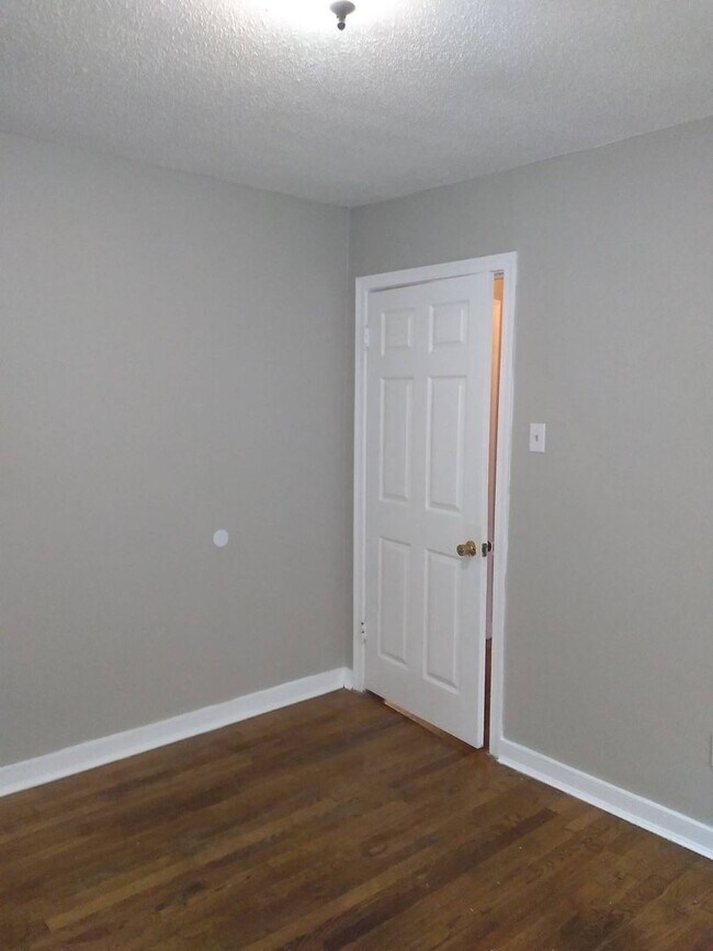 Foto del edificio - 4 Success is now offering this spacious 2 bedroom home.