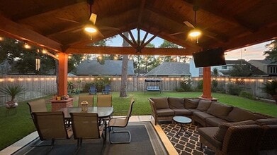 Building Photo - 7911 Hidden Oaks Ln