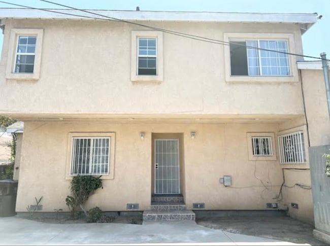 Front Entrance - 711 W Spruce St
