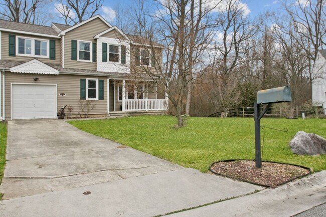 Foto del edificio - LAWN SERVICE IS INCLUDED WITH THIS PREMIUM...