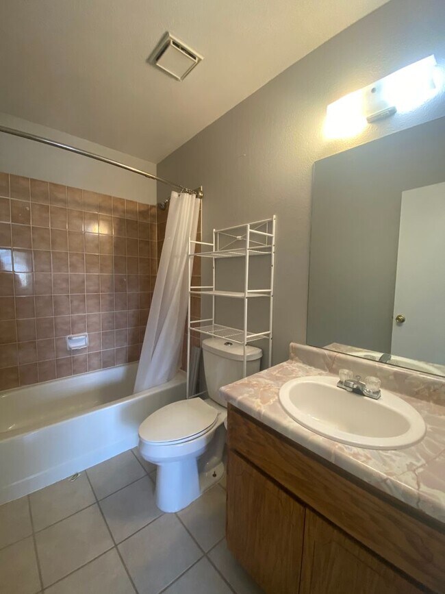 Foto del edificio - Move into this beautiful 2 bed 2 bath apar...