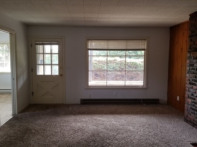 Building Photo - Near Franklin Park 2 br 1ba, stacked washer/dryer included.