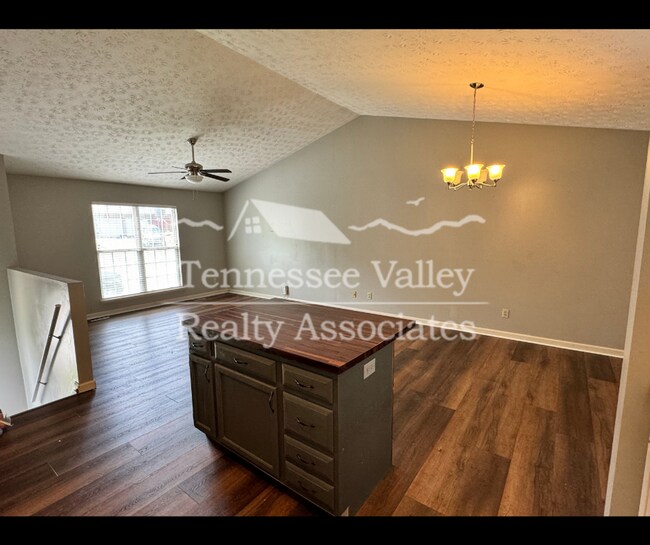 Building Photo - PRICE IMPROVEMENT! MOVE IN READY! Spacious...