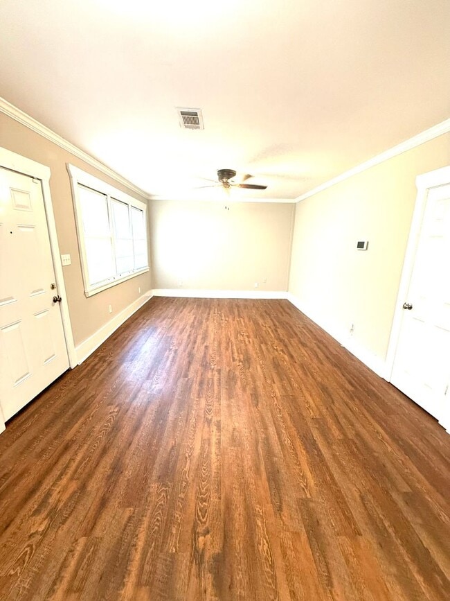 Building Photo - ** Beautiful 3 bed 2 bath located in forest hills ** Call our self showing number to schedule a t...