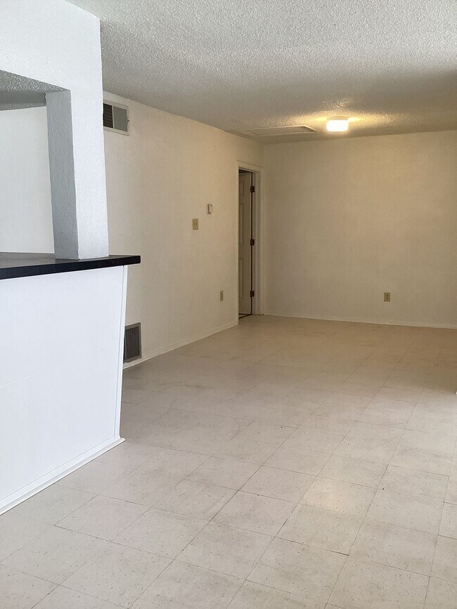 Foto del edificio - Spacious Vintage 3 Bed 1 Bath!