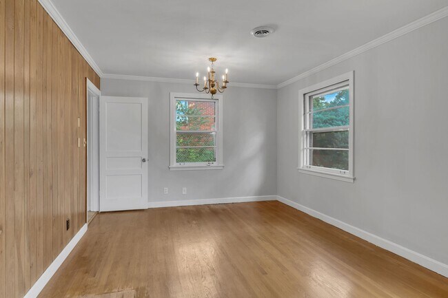 Building Photo - Large Donelson home with lower level apart...