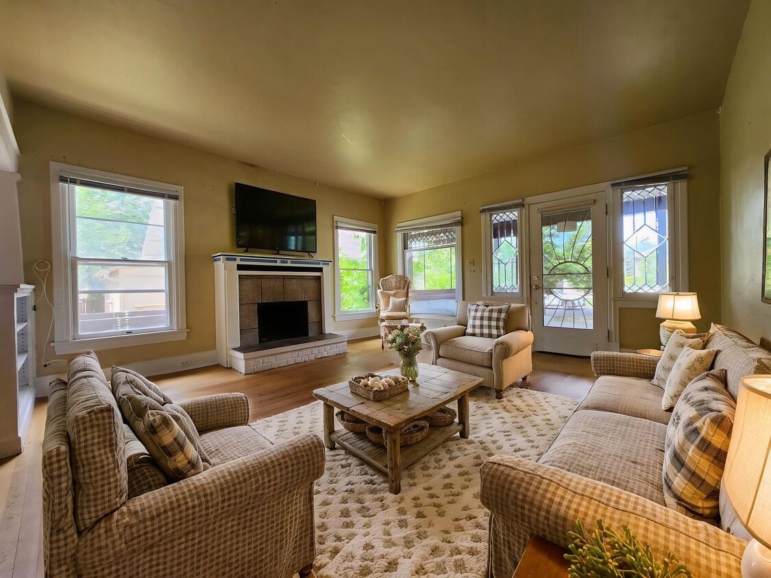 Victorian Home Downtown – Available July 1... - Victorian Home Downtown – Available July 1...