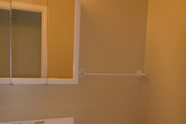 Medio baño en la planta principal - 3725 95th W Pl