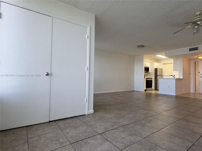 Foto del edificio - 2831 N Oakland Forest Dr