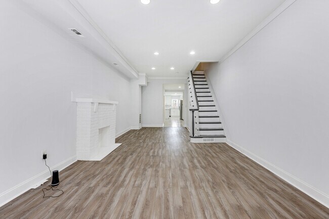 Foto del edificio - 725 N Patterson Park Ave