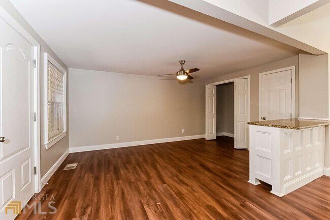 Building Photo - 1868 Longdale Dr