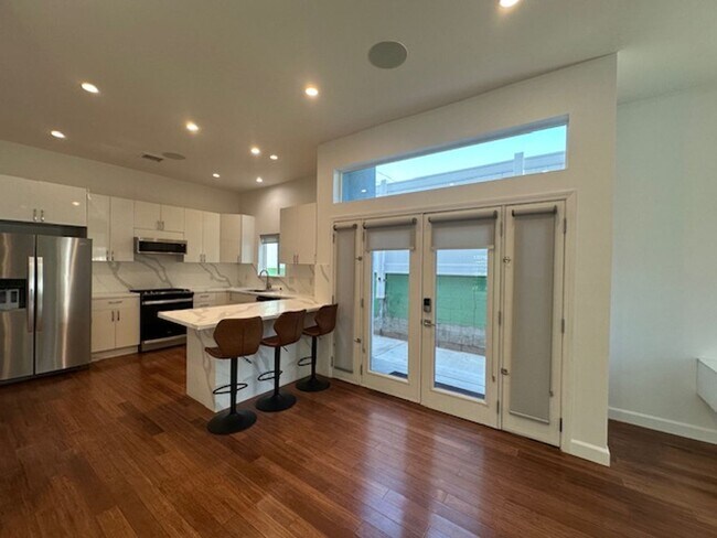 Foto del edificio - Welcome to this stunning two-story ADU hom...