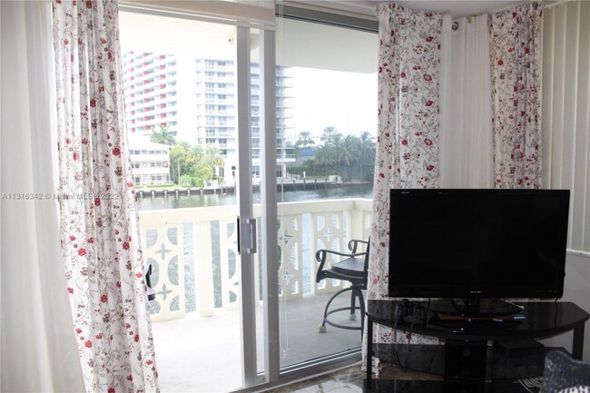 Building Photo - 1817 S Ocean Dr