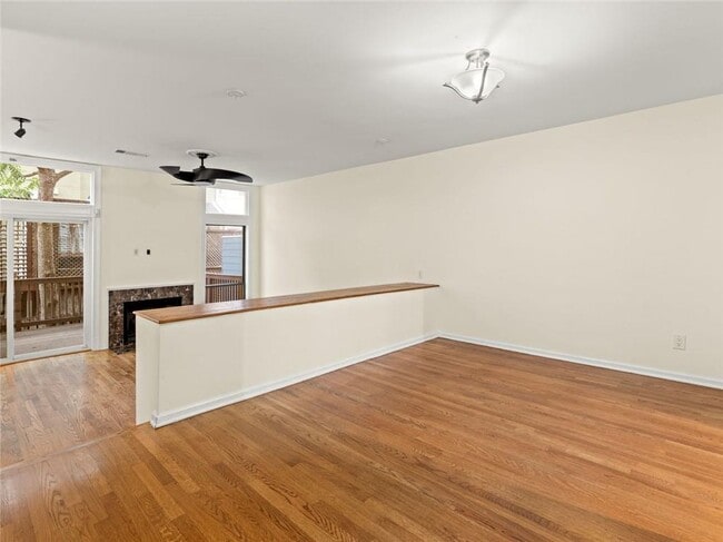 Building Photo - 206 6th St NE