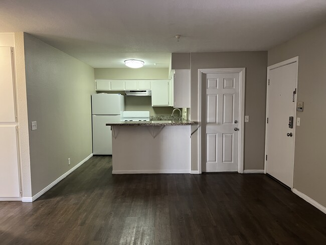 Building Photo - 827 Redondo Ave