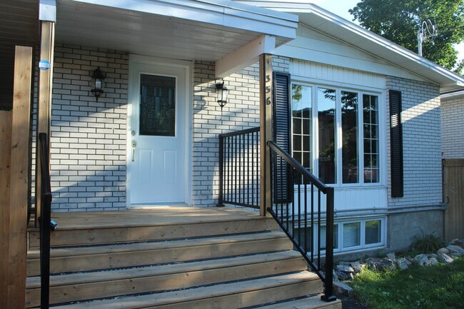 Building Photo - 356 Shakespeare St