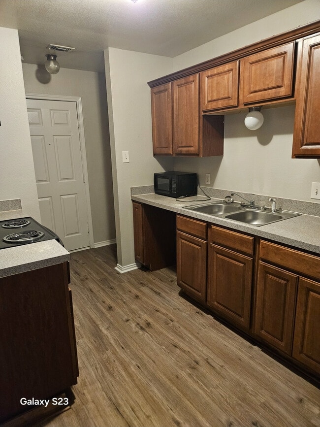 Building Photo - Room in Duplex on Stalcup Rd