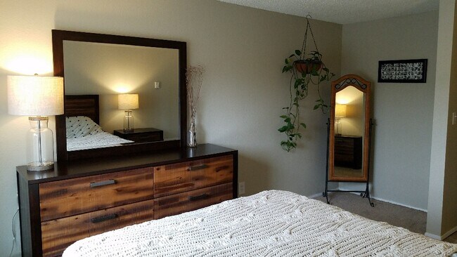 Bedroom & vanity space - 949 N 35th St