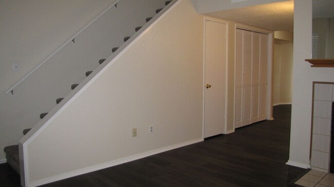 Building Photo - Condo in South West Bakersfield Private Co...