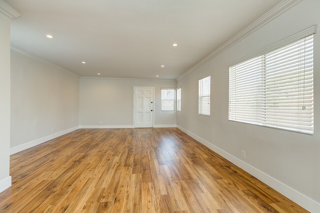 Foto del edificio - 10614 Kinnard Ave