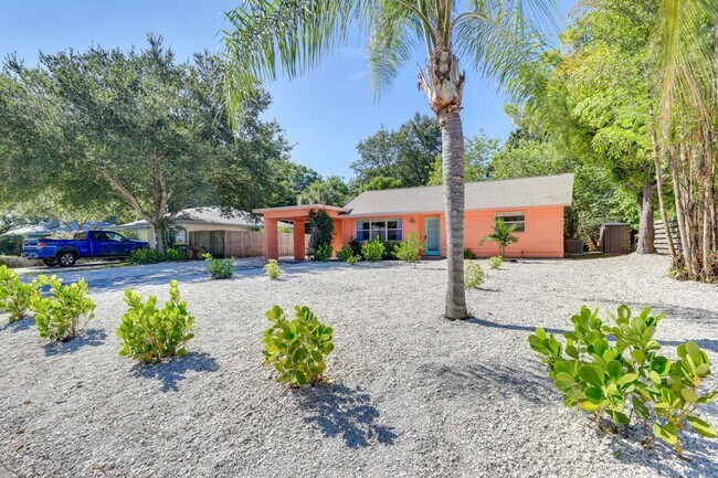 Building Photo - Charming 3/2 Available Now! Furnished or Unfurnished!