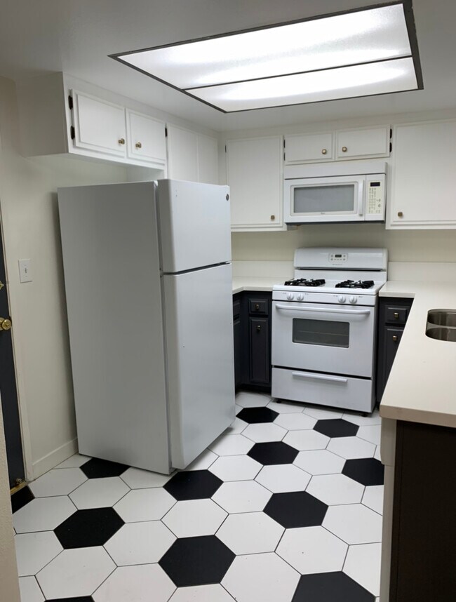 Kitchen - 10331 Downey Ave