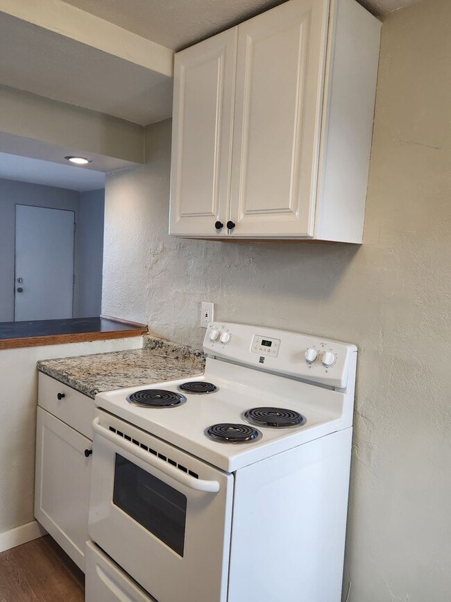 Foto del edificio - 1 BR 1 BATH FULL REMODEL UPPER UNIT FREE RENT OAC