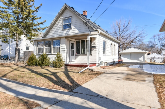 Building Photo - 422 S 89th St