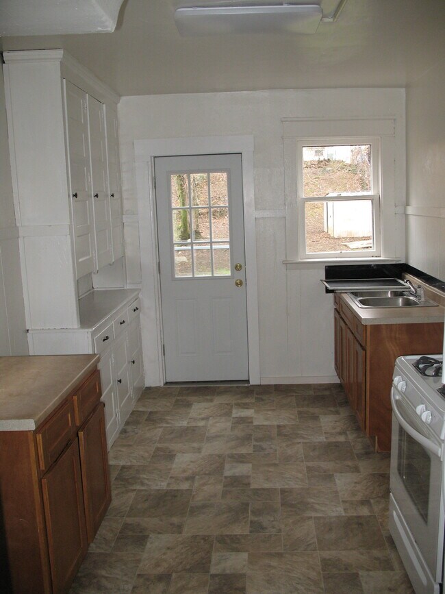 gabinetes nuevos y originales - 245 E 31st St