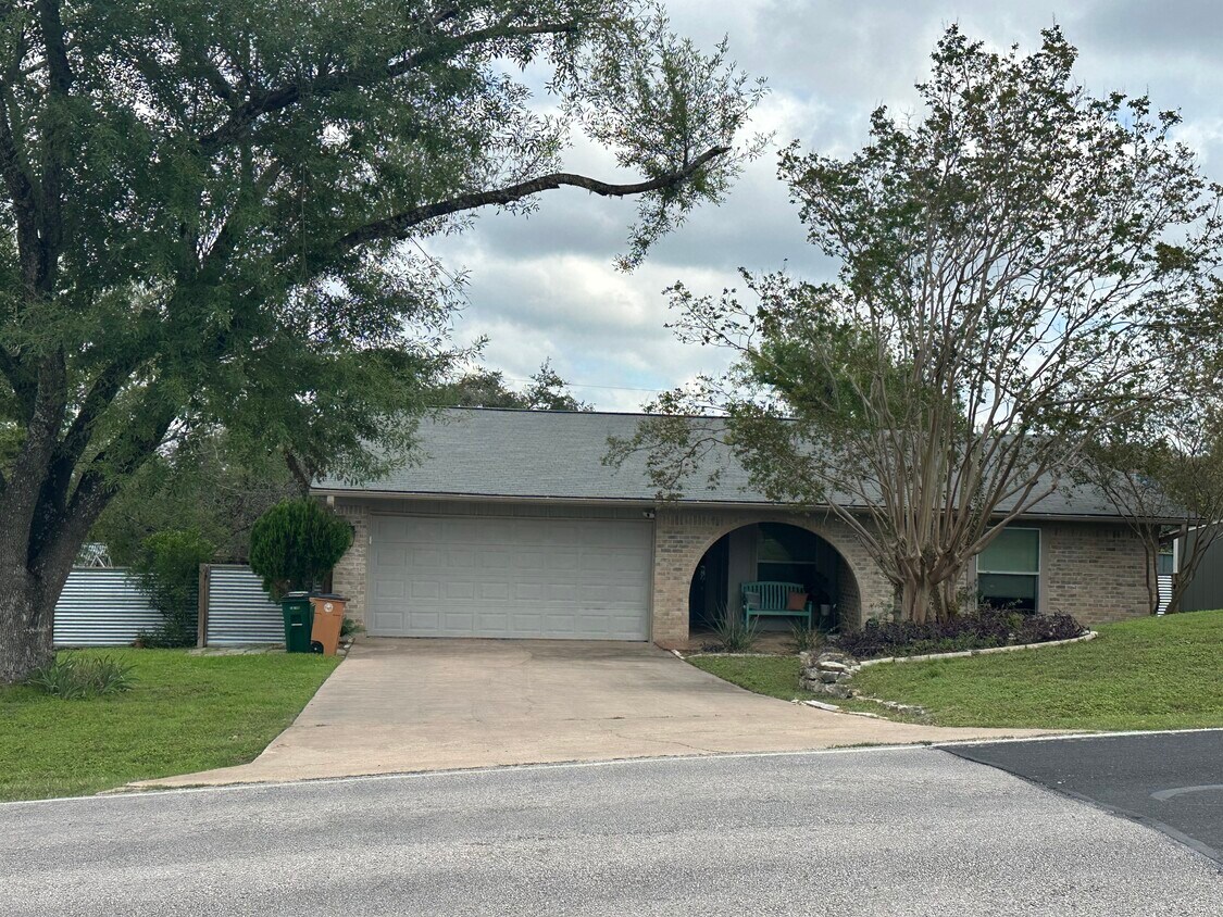 Foto principal - 6805 Silvermine Dr