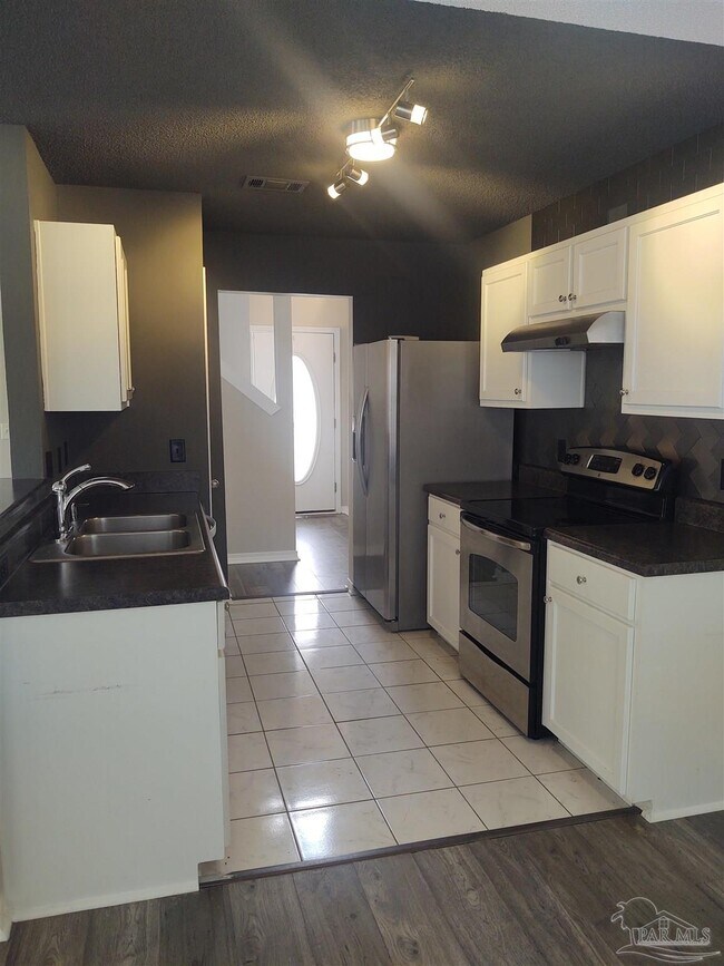 Foto del edificio - 6351 Cottage Woods Dr