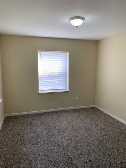 Building Photo - Spacious 2 Bedroom Upstairs Condo