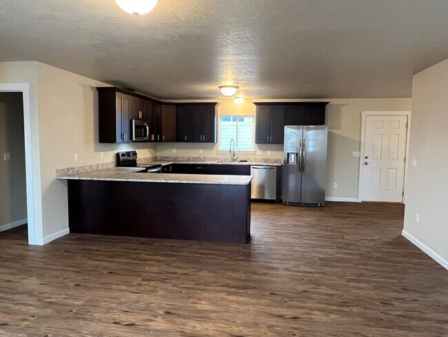 Building Photo - 3 Bedroom Charming Duplex