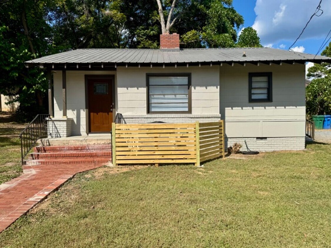 Primary Photo - Renovated 2 bedroom 1 bathroom house ready...