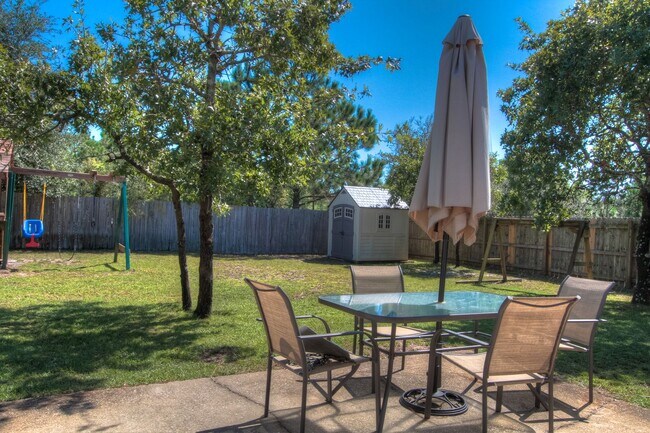 Building Photo - 4 Bedroom in Navarre!
