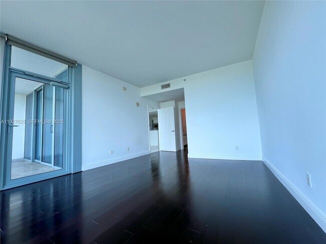 Foto del edificio - 601 NE 36th St