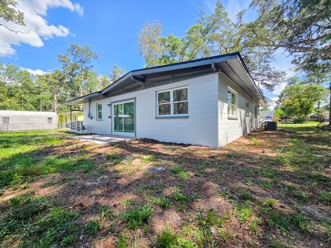 Building Photo - Beautifully Renovated 3/2 in Madison Park
