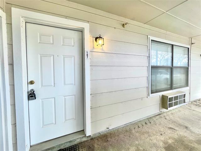 Building Photo - 701 W Sycamore St