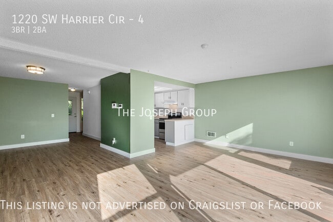 Building Photo - Remarkable 3BD/2BA End Unit in Oak Harbor!