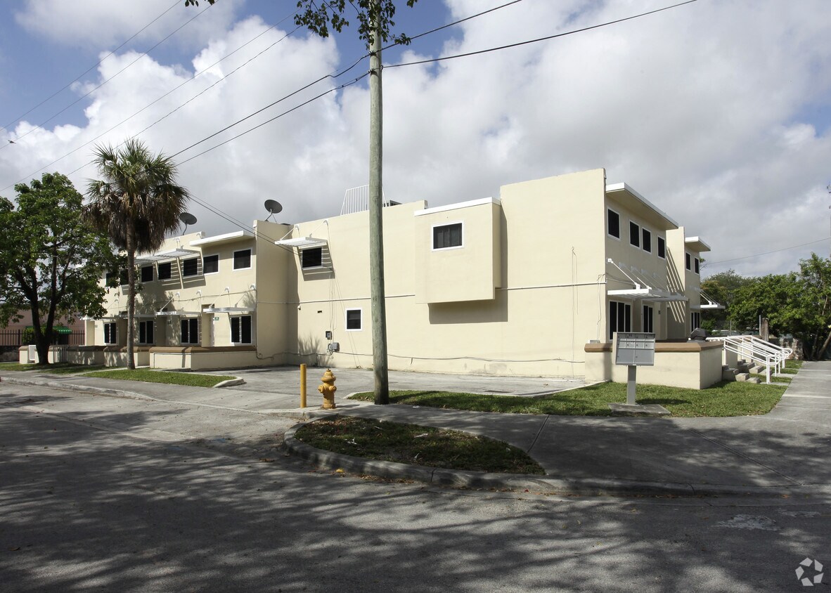 Primary Photo - 5490-5496 NE Miami Pl
