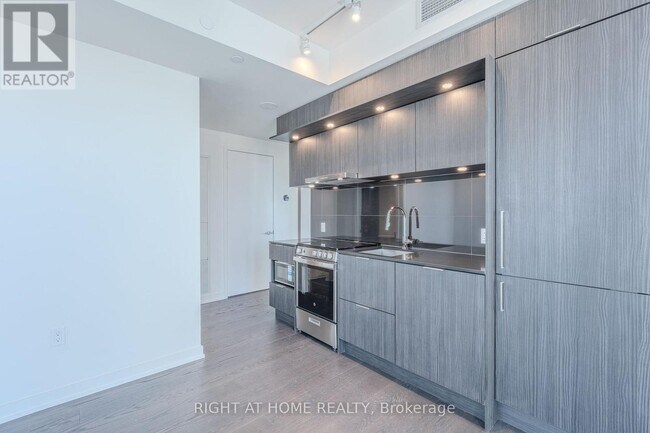 Building Photo - 448 Burnhamthorpe Rd W