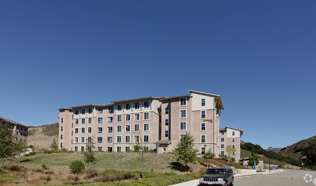 Foto del edificio - Poly Canyon Village Housing